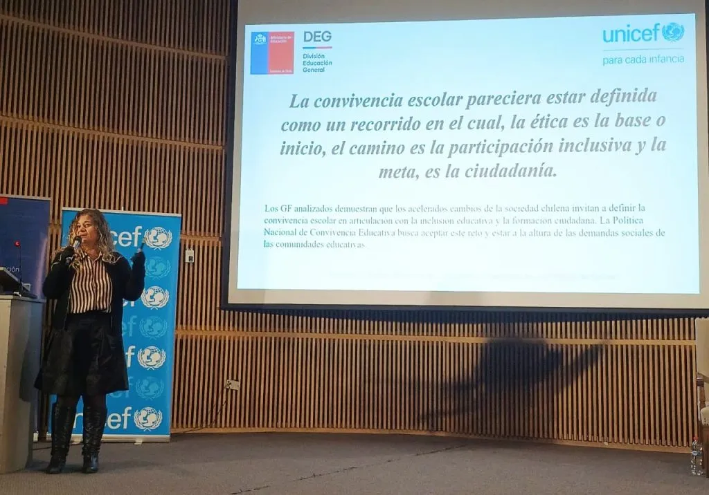 claudia carrasco presenta frente a congreso sobre sobre su investigación en el marco de la política nacional de convivencia 