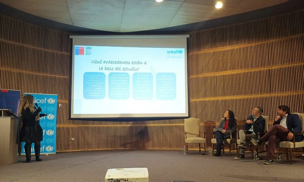 Dra. Claudia Carrasco exponiendo sobre la actualización de la Política Nacional de Convivencia Educativa