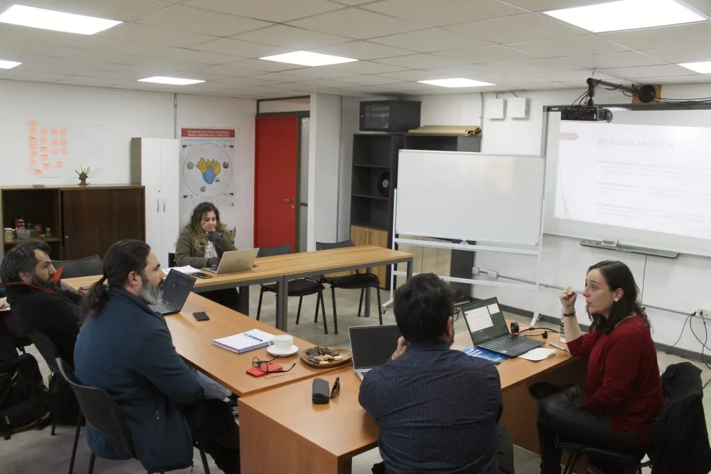 Dra. Macarena Orchard imparte clase sobre la sociología del respeto en el Doctorado en Ciencias Sociales de la Universidad de Playa Ancha