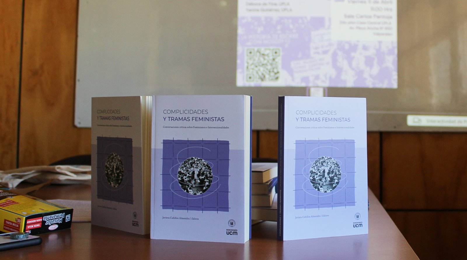 Copias del libro "Complicidades y Tramas Feministas" por Javiera Cubillos Almendra. El texto aborda las complejidades del concepto de interseccionalidades feministas entre otras cosas 