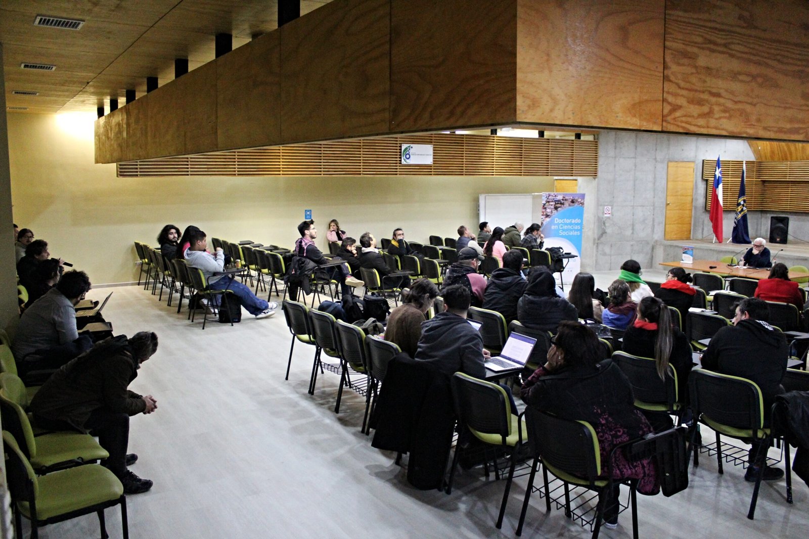 “Pensar las posibilidades de la interdisciplina”: El paso del Dr. Roberto Follari por la Universidad de Playa Ancha