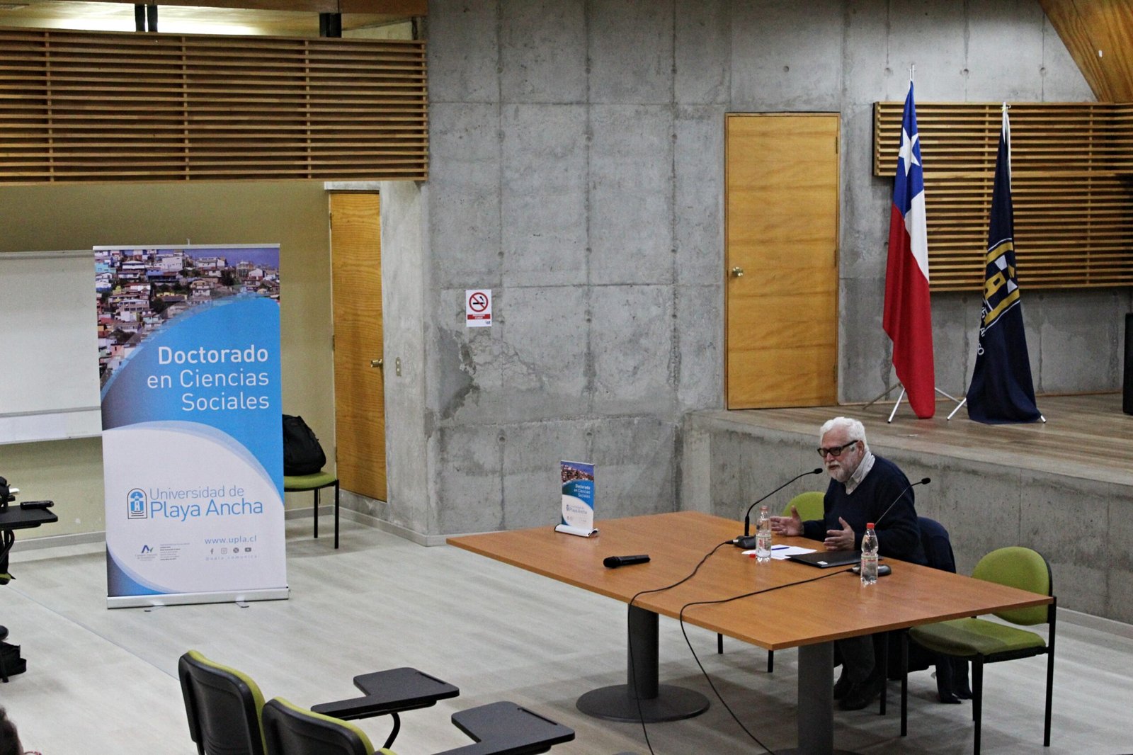 “Pensar las posibilidades de la interdisciplina”: El paso del Dr. Roberto Follari por la Universidad de Playa Ancha