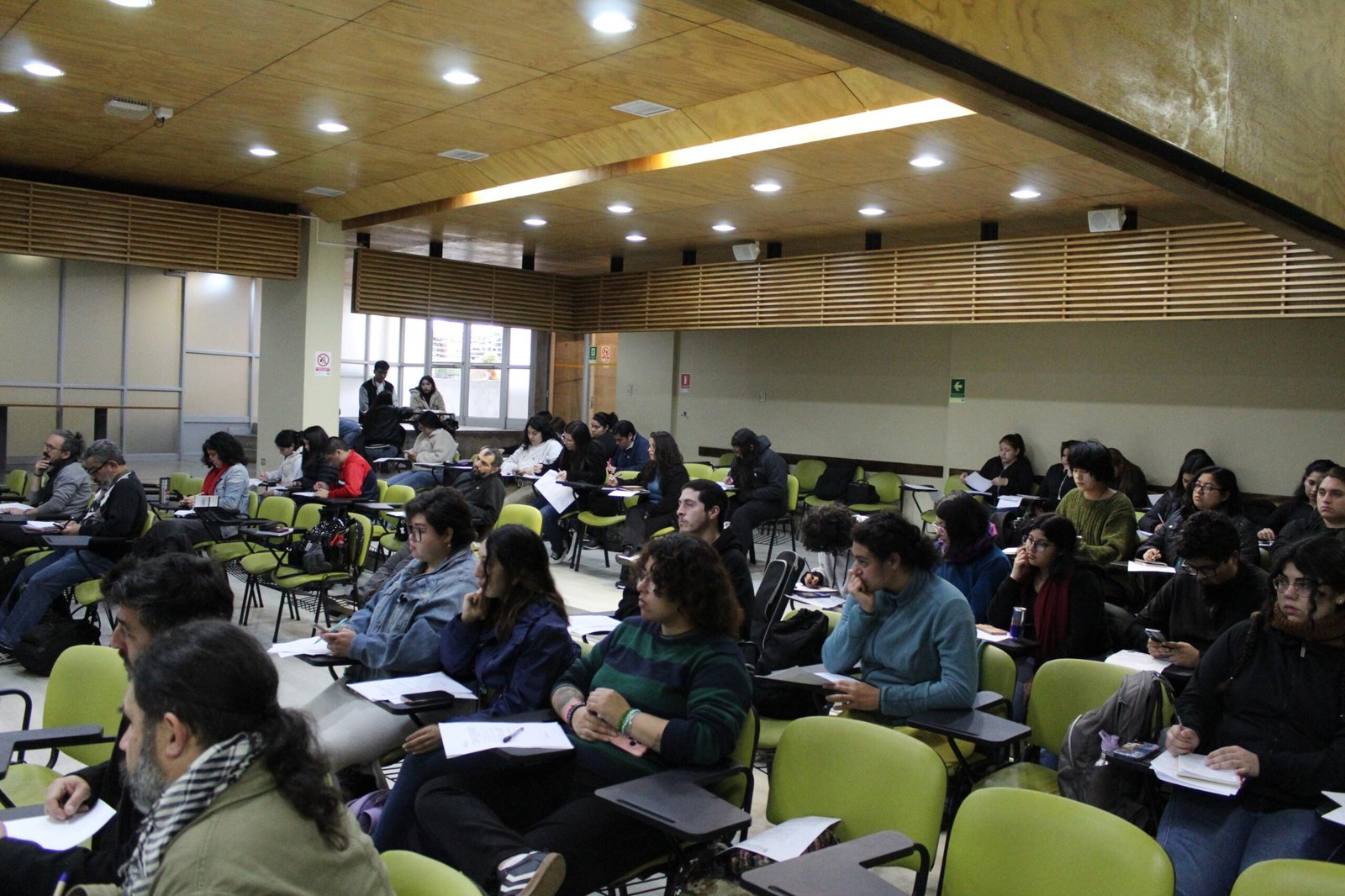 Formar ciudadanía en tiempos de retroceso democrático: académicos alertan sobre la despolitización educativa