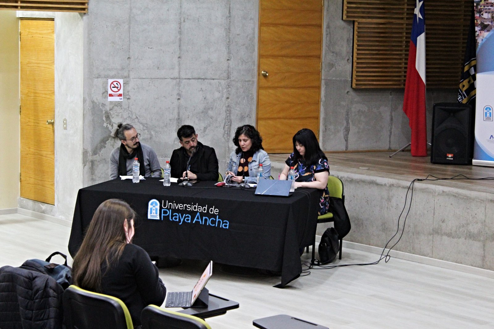 Formar ciudadanía en tiempos de retroceso democrático: académicos alertan sobre la despolitización educativa