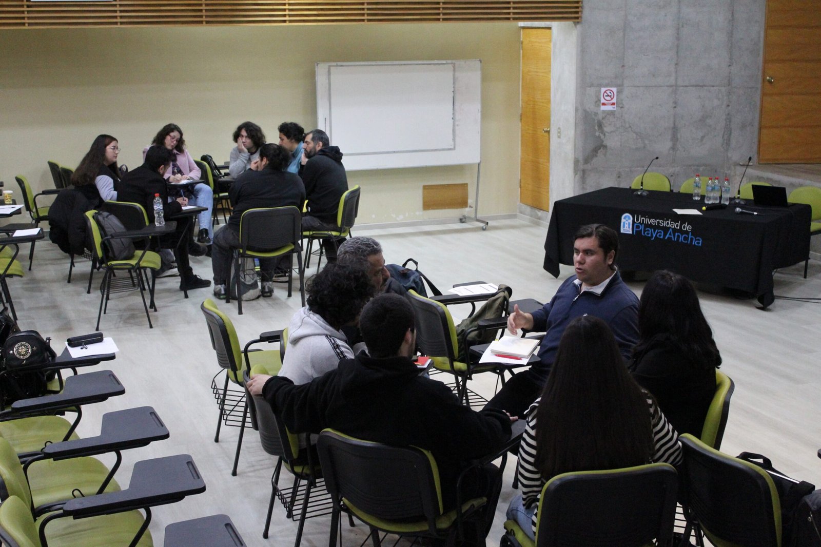 Formar ciudadanía en tiempos de retroceso democrático: académicos alertan sobre la despolitización educativa