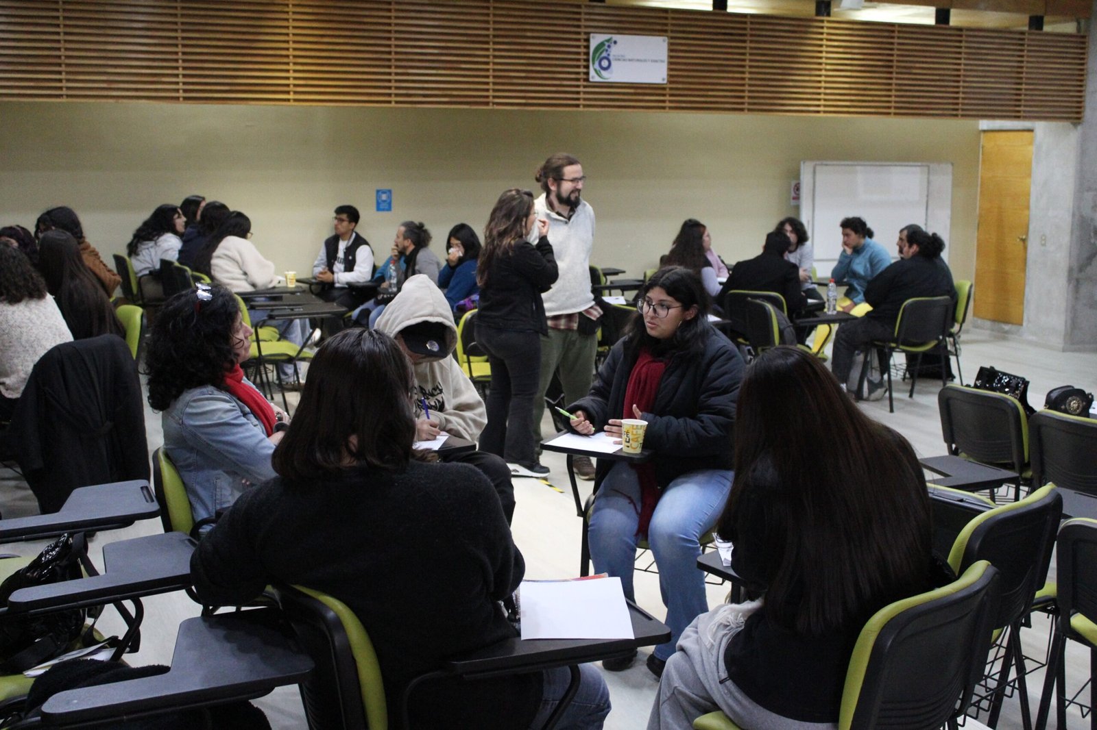 Formar ciudadanía en tiempos de retroceso democrático: académicos alertan sobre la despolitización educativa